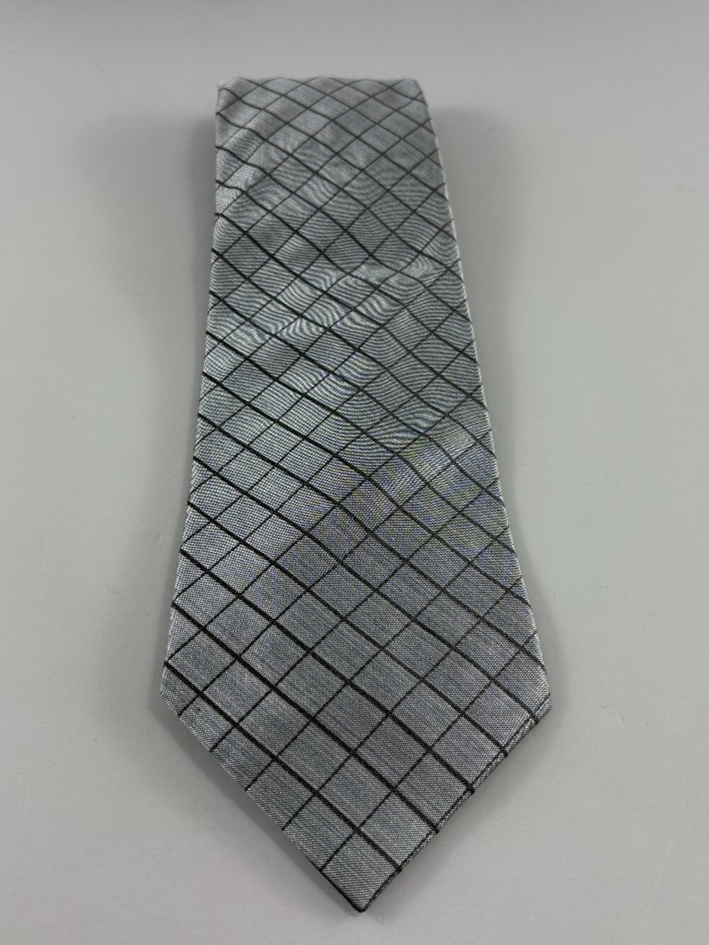 Donna Karan Signature Grey / Black Geometric Men's Tie 4" x 58 1/2"